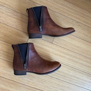 EUC Frye Carly Zip Chelsea Booties Women’s Size 8